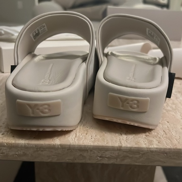 Y-3 Slides. UNISEX - Picture 3 of 9